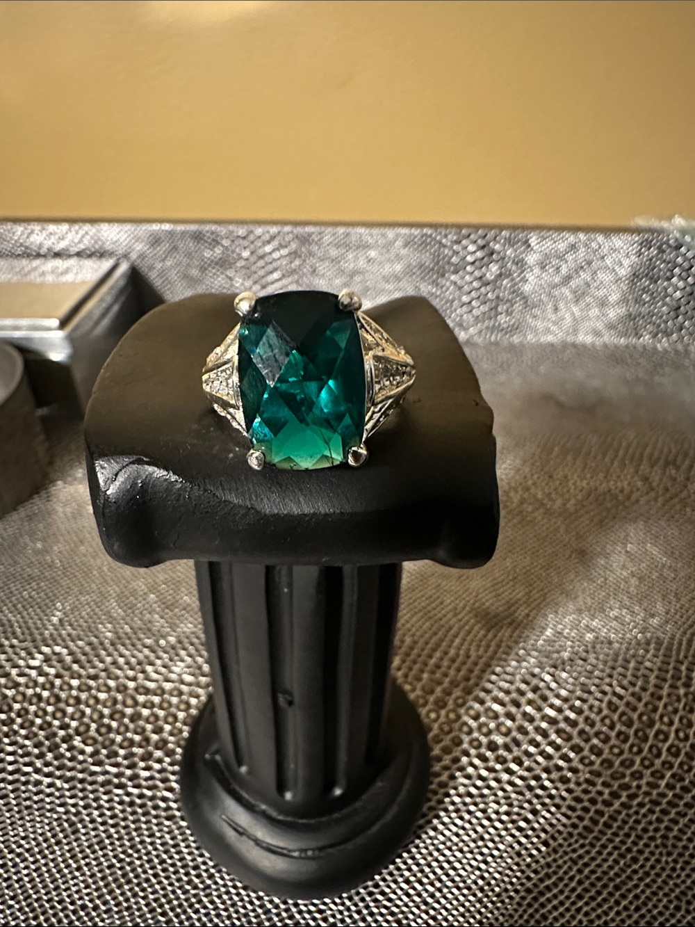 Silver tone Emerald Green Color Costume Jewelry size 6